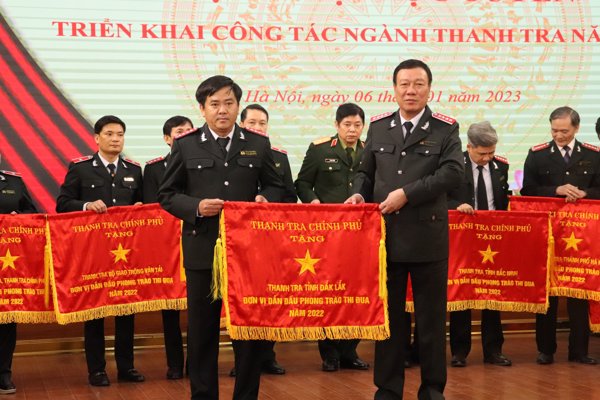 Thanh tra tỉnh Đắk Lắk đón nhận Cờ thi đua của Thanh tra chính phủ