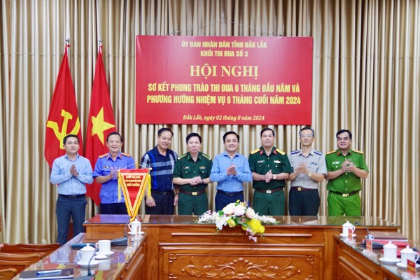 Tiếp tục đổi mới, nâng cao chất lượng, hiệu quả công tác thi đua - khen thưởng