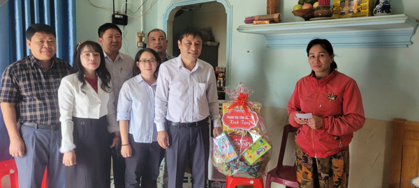 Lãnh đạo Thanh tra tỉnh Đắk Lắk thăm và tặng quà Mẹ Việt Nam Anh hùng Lê Thị Ba nhân Ngày Thương binh - Liệt sĩ 27/7