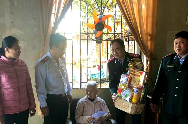 Thanh tra tỉnh Đắk Lắk thăm, tặng quà Tết Mẹ Việt Nam anh hùng Lê Thị Ba