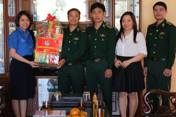 Chi đoàn Thanh tra tỉnh thăm và tặng quà, động viên các chiến sĩ Biên phòng đang thực hiện nhiệm vụ phòng chống dịch COVID-19.