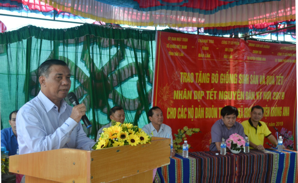 Thăm, tặng quà Tết cho người dân buôn kết nghĩa